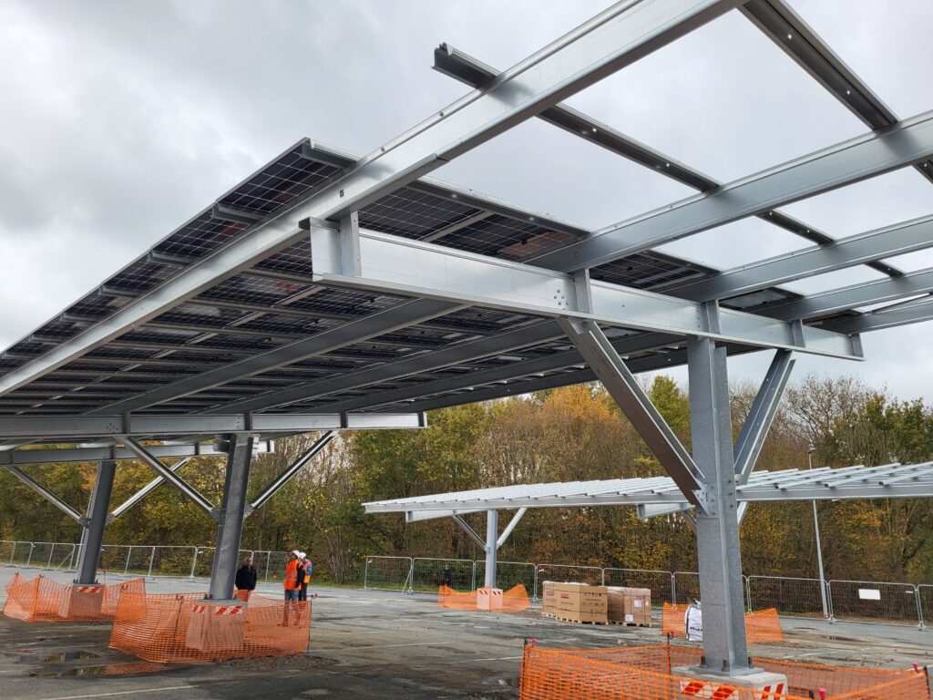 Ombrières photovoltaïques : l’expertise charpente au service de la performance solaire