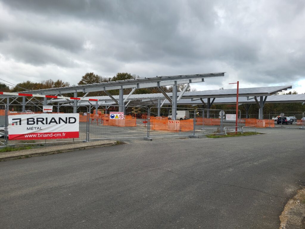 Ombrières photovoltaïques : l’expertise charpente au service de la performance solaire